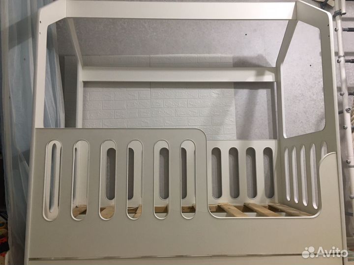 Детская кроватка домик