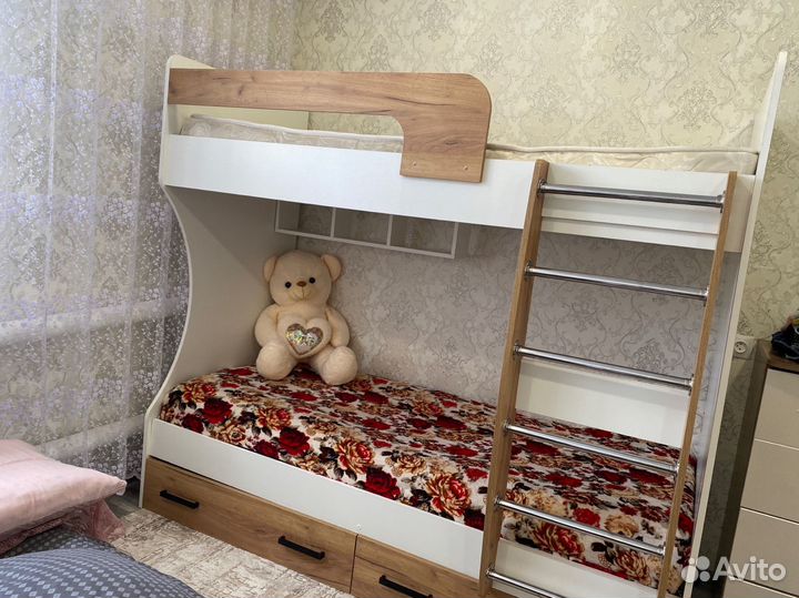 Кровать двухьярусная