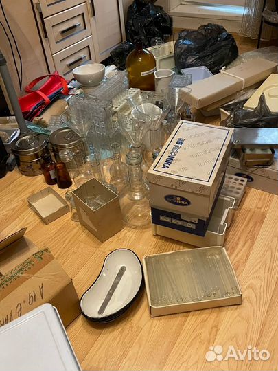 Химические колбы, пробирки, штативы, пипетки