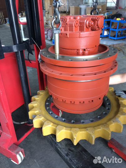 Бортовой редуктор с мотором и звездой на JS330