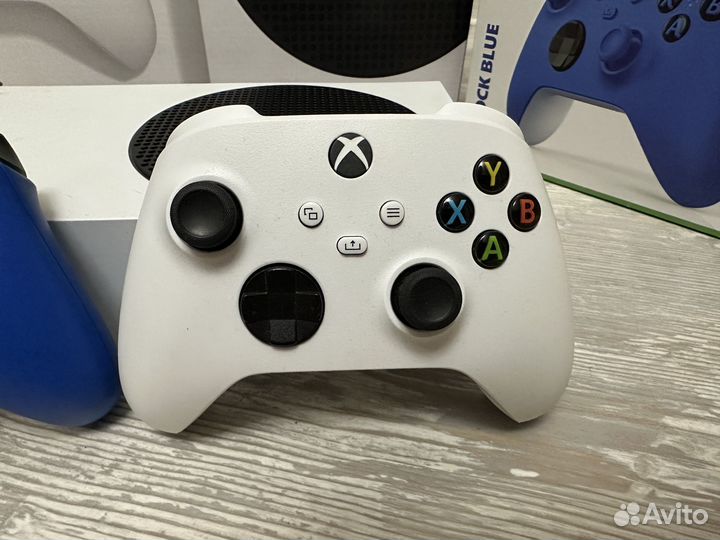 Xbox series s с 2 геймпадами