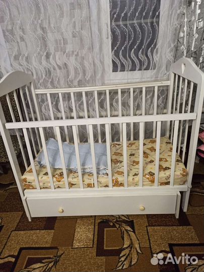 Детская кроватка с маятником