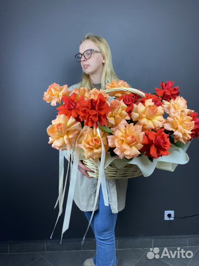 Цветы розы в корзине