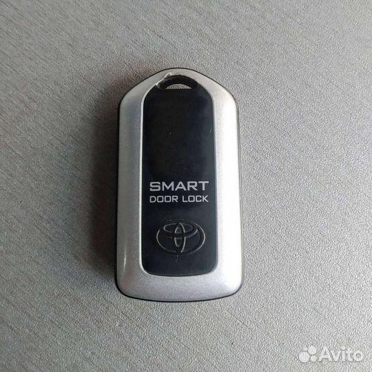 Смарт ключ Toyota Alphard Noah Voxy Isis