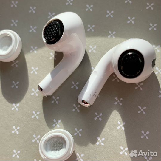 Правый или левый наушник для AirPods Pro оригинал