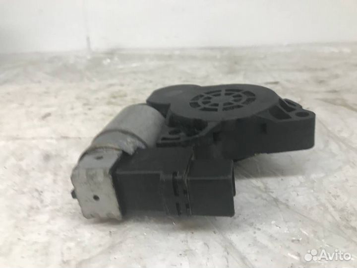 Моторчик заднего правого стеклоподъемника G22C5858