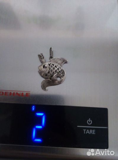 Золотая сережка с топазом