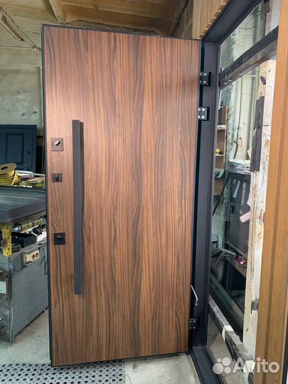 Металлическая дверь с решеткой