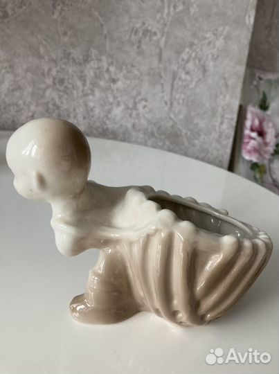 Статуэтка фарфор Монголия Мальчик с корзинкой