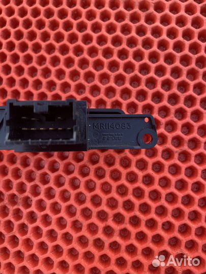 Кнопка аварийки Mitsubishi Carisma дорестайлинг