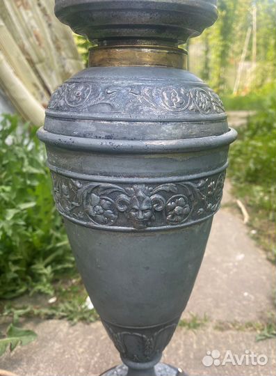 Антикварная настольная лампа с головами