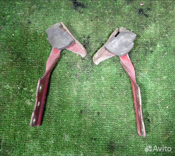 Петля капота Mitsubishi Lancer