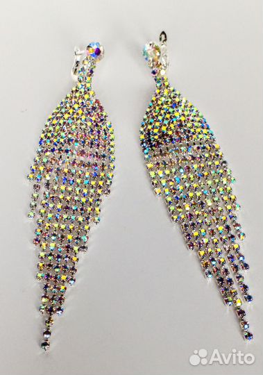 Серьги переливающиеся с камушками-стразами. Новые