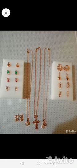 Золотые цепочки с кулонами и серьги