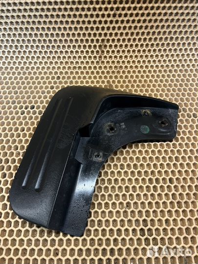 Брызговик передний левый hyundai h1 2018