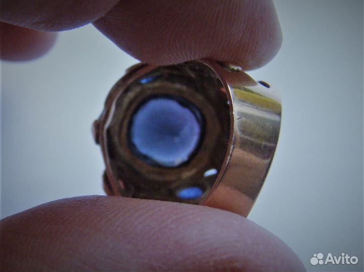 Мужской золотой персте 750 с тёмно синей шпинелью