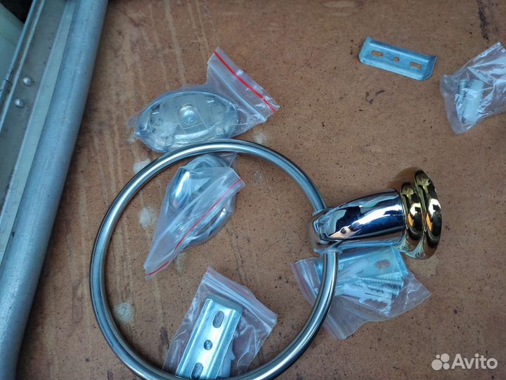 Полотенцедержатель + два крючка новые