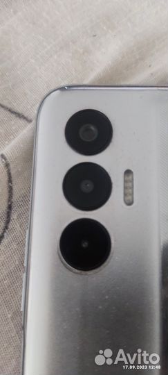 Продаю телефон брата