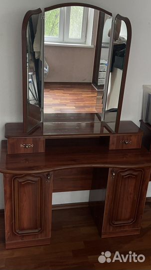 Трюмо с зеркалом