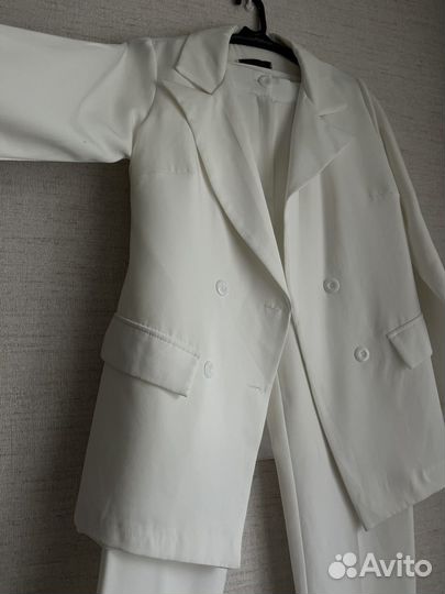 Костюм брючный белый 44 размер