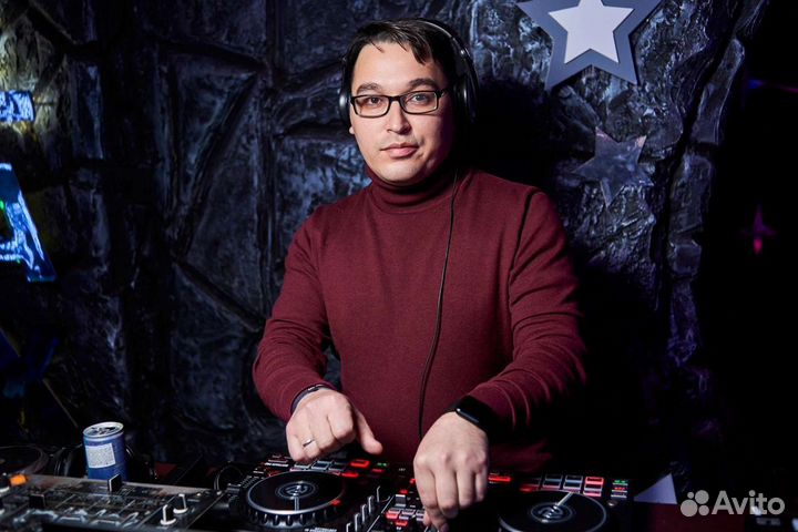 Диджей с аппаратурой