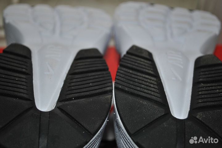 Кроссовки Nike Air Max р.US10/RU42 новые