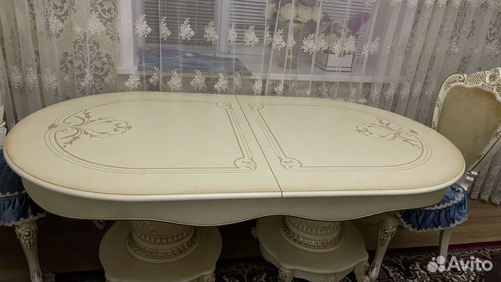 Стол со стульями