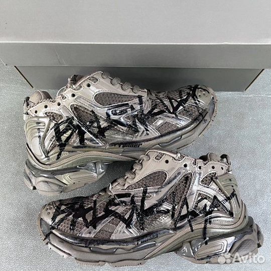 Кроссовки Balenciaga Graffiti Runner Sneakers