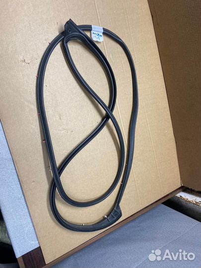 Уплотнитель передней левой двери Hilux 7 Рест