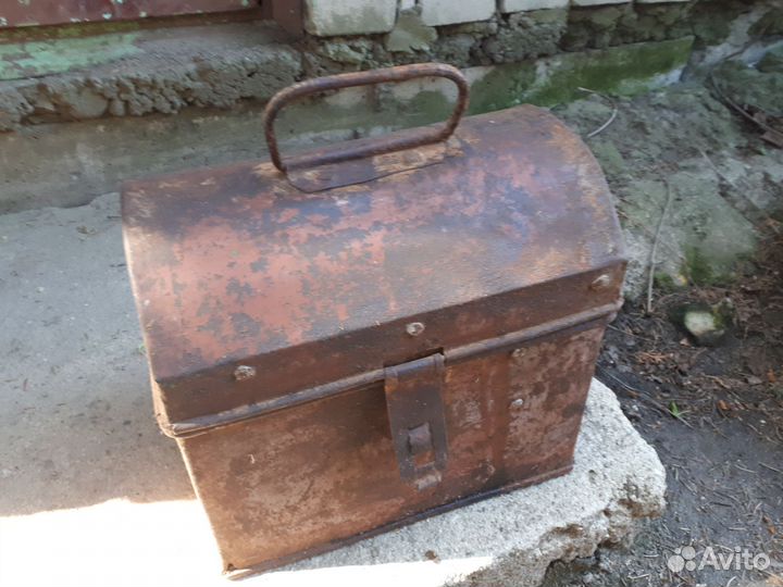 Сундук старинный