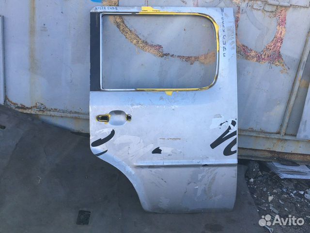 Дверь Nissan Cube