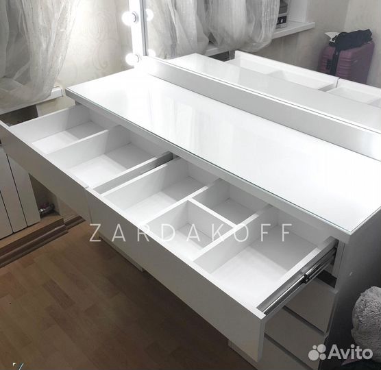 Гримерный стол и гримерное зеркало с подсветкой