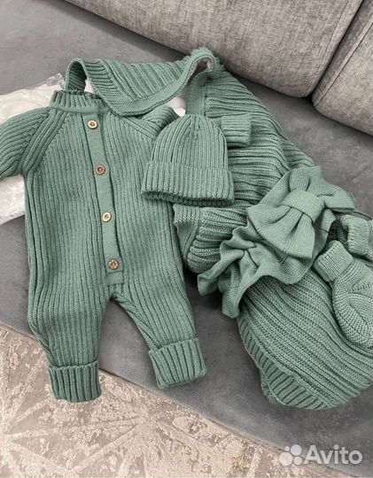 Комплект на выписку вязанный