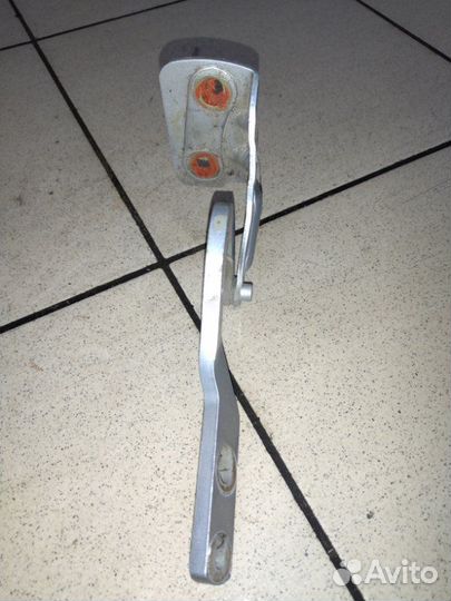 Петля багажника задняя левая Renault 19