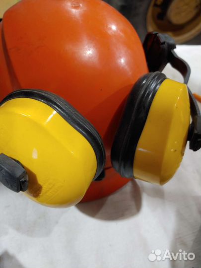Каска с наушниками