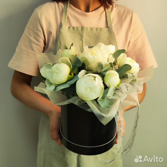 Белые пионы в коробке с эвкалиптом