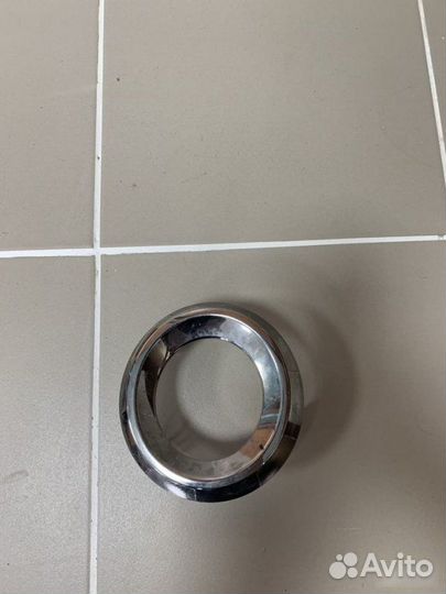 Рамка противотуманной фары правая Toyota Land