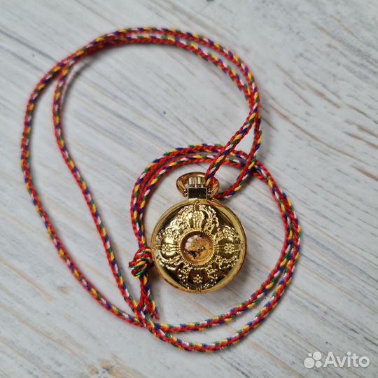 Золотой кулон с тенями