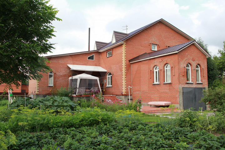 Коттедж 240 м² на участке 15 сот.