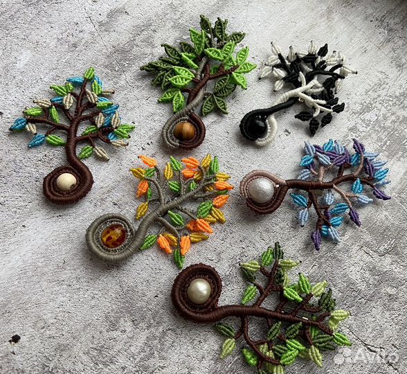 Брошь в стиле микромакраме