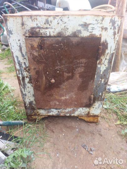 Сейф металлический