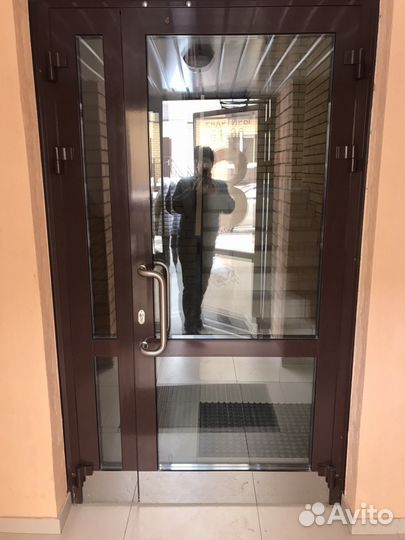 Дверь алюминиевая