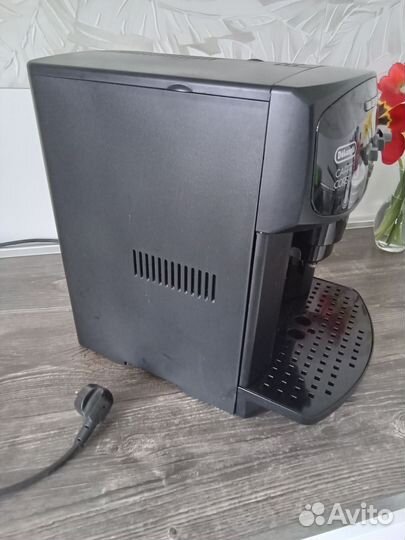 Продам кофемашину DeLonghi+ кофе в подарок