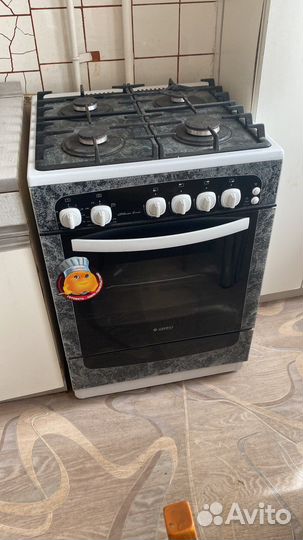 Газовая плита с духовкой, кухня, вытяжка, мойка