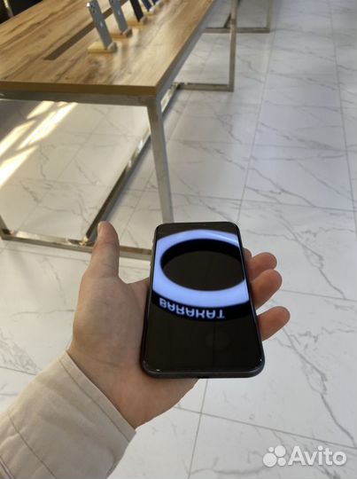 Телефон iPhone 11