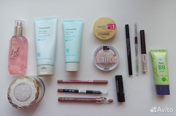 Набор косметики - уход и макияж