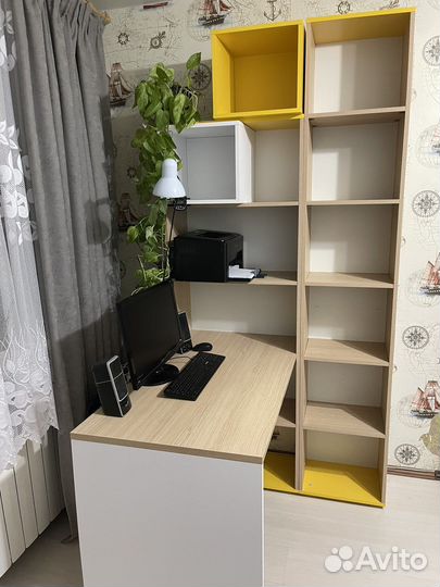 Угловой письменный стол с полками