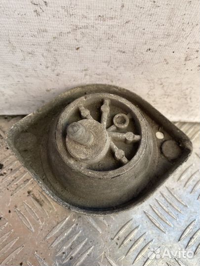 Подушка двигателя Лев. 22111141791 бмв 7 серия