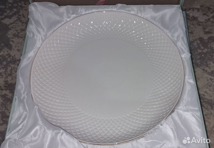 Салатники, тарелки, чайный набор, соусницы набором