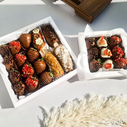 Клубника, бананы, финики в шоколаде набор